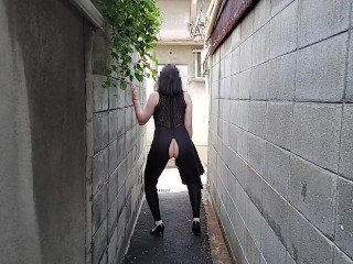 '【人妻の露出散歩】真昼間の住宅街で我慢できずに露出オナニー'