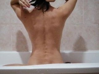 'Решила перед сном вымыть голову. Вода струится по моей спине.'