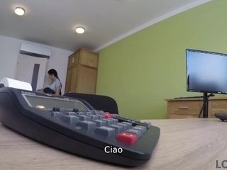 'LOAN4K. La ragazza è pronta a scendere con il chief in cambio di un prestito'