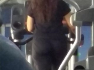 Culona madura en el gym