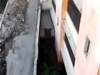 Eksib pamer kontol ke mam muda ditempat umum