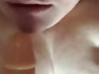 Gorda se mete consolador en la pucha