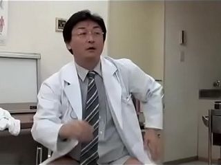 Puta japonesa esposa follada con el m&eacute_dico del marido (Completo: shortina.com/srhAYVPa)