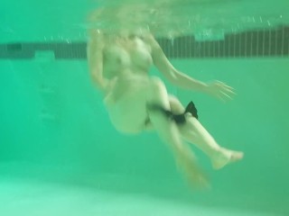 Wifey boobies underwater
